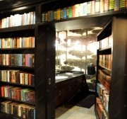 Внутренняя дверь в специальное 
помещение, замаскированная за книжными полками