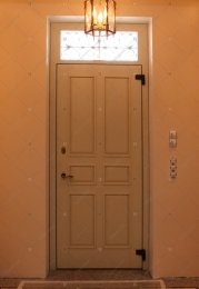 Дверь стальная входная с верхним добором БАСТИОН-3. Панель из массива дуба крашеная. Наружная охранно-декоративная решётка, стеклопакет 