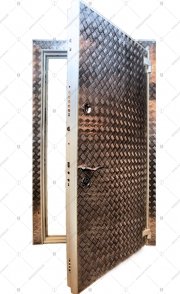 Дверь стальная входная ЭЛИТ-2К. Панель и наличники на основе МДФ крашеные с вклеенными листами алюминия (вид снаружи)