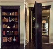 Наружная дверь в потайное помещение, замаскированная 
за книжными полками