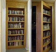 Наружная дверь в скрытое помещение, замаскированная за книжными полками