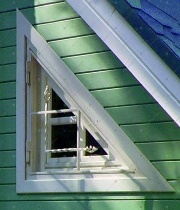 Открывающаяся треугольная решётка, рисунок повторяет часть импостов на окнах