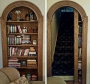 Сдвижная арочная дверь в потайное помещение, замаскированная за книжными полками