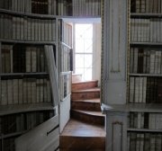 Внутренняя дверь в бункер, замаскированная за книжными полками