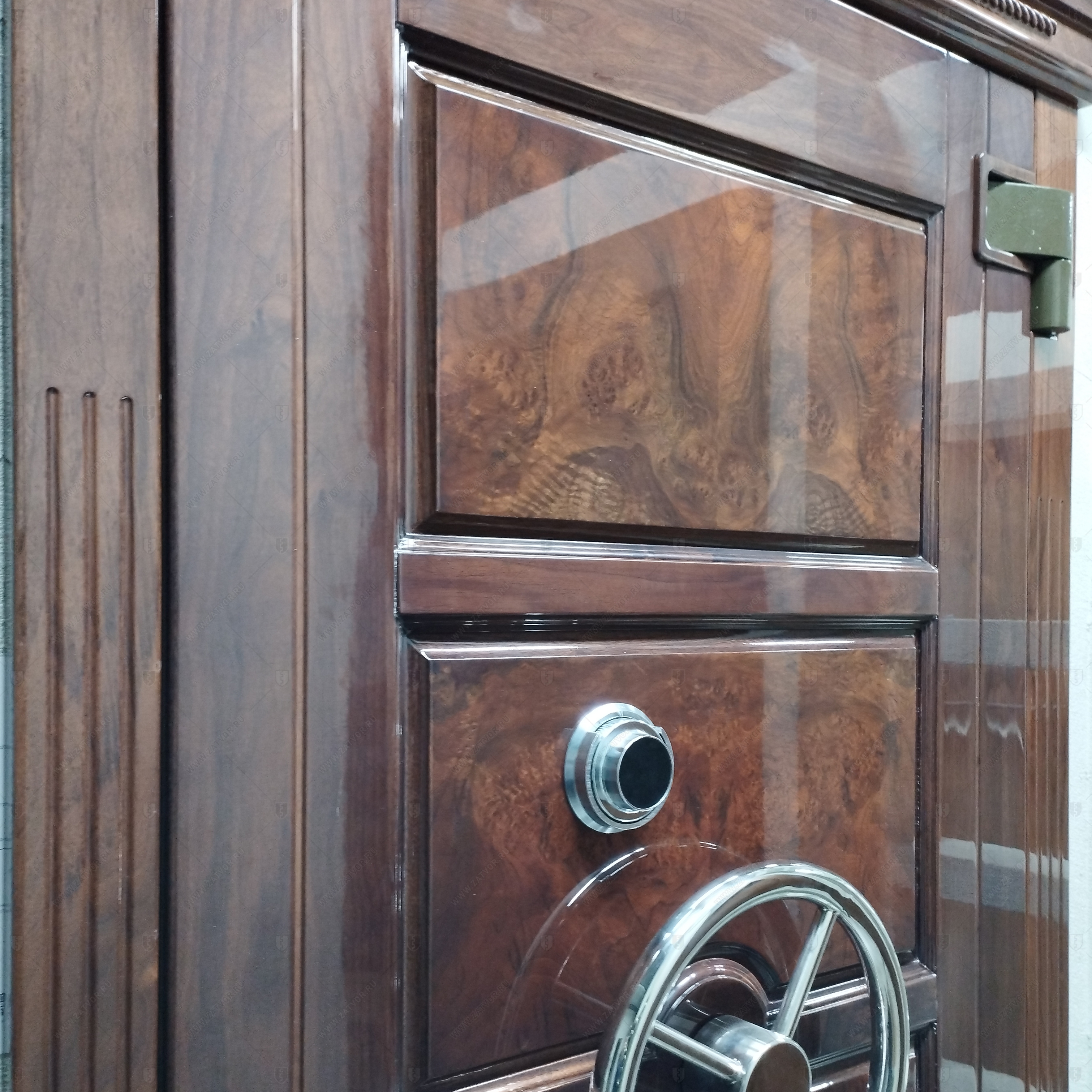 Использование корневых пород вместо обычного шпона (на одной филенке)